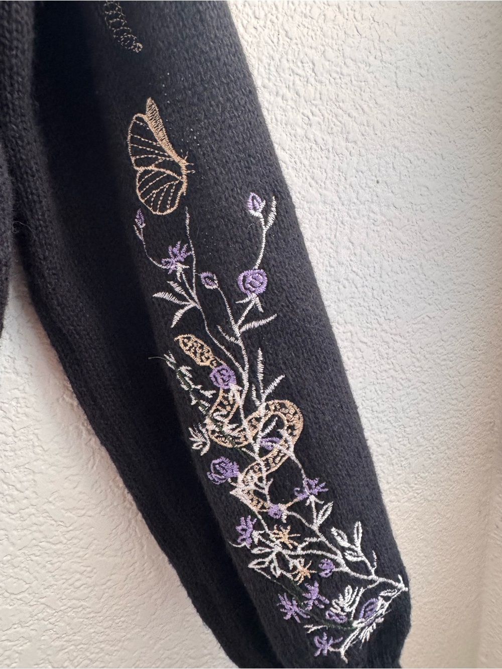 Plant Snake Embroidery Sweater, Casual Loose-Fit Short Knitted Crop Sweater - Picture 10 of 10